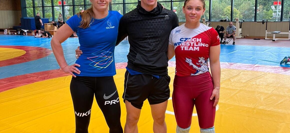 Adéla Hanzlíčková s Annou Michalcovou se připravují v Německu