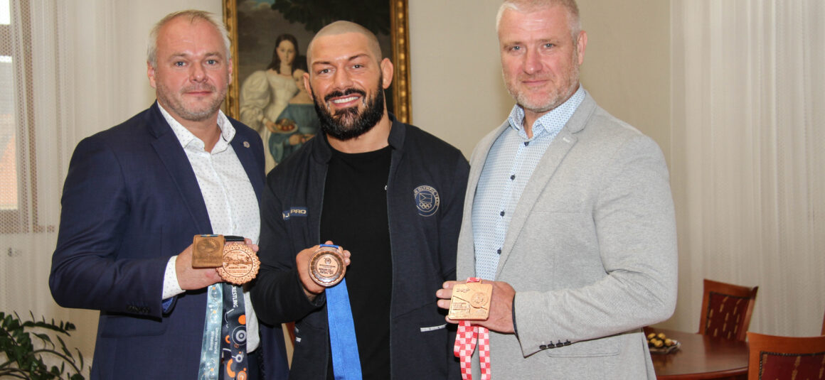 Primátor Chomutova přivítal na radnici úspěšného sportovce Artura Omarova