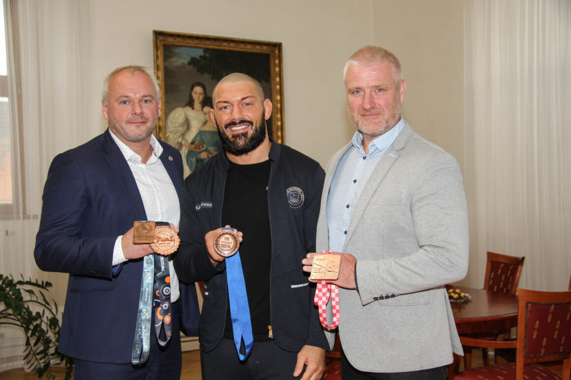 Primátor Chomutova přivítal na radnici úspěšného sportovce Artura Omarova